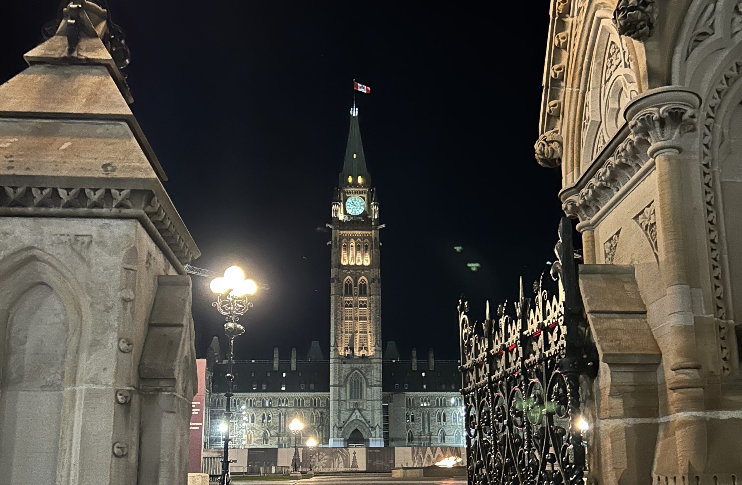 Photo du Parlement d'Ottawa la nuit, pour parler du budget fédéral 2024-25